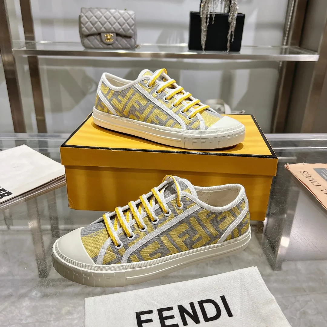 Couple style 💰460❤️Fendi Fendi's latest couple canvas shoes ❑ Fabric: Original customized imported jacquard canvas material ❑ Inner lining: Imported canvas material ❑ Sole: Original molded non-slip TPU outsole ❑ Bottom thickness: 2.5cm ❑ Size: Women's 35-40/Men's 39-45